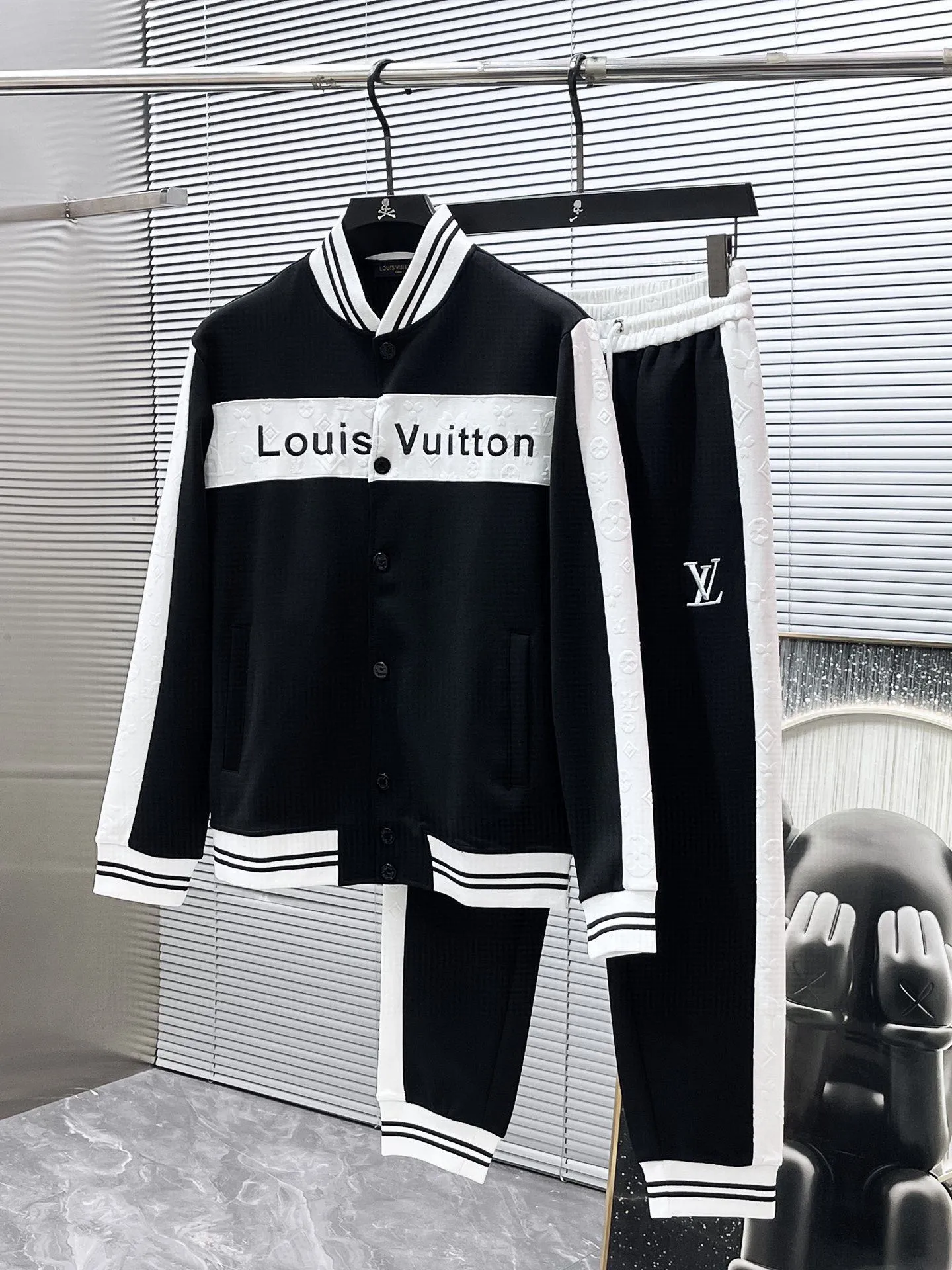 🅿️720 LV hot-selling suit is coming. Focus on the original version of the official website. 2025 new hot-selling cardigan suit. The original order is the best. 🇭🇰The meticulous work of top designers. It has a fitting and perfect upper body effect. All-natural high-quality Tencel Roman cotton 100%, close-fitting comfort, noble and elegant! Original hardware embodies elegance and nobility! Counter size: M-3XL (maximum wear up to 190 pounds)